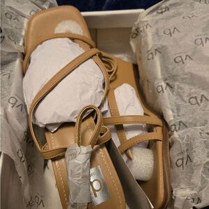Dolce Vita never worn tan sandals!!